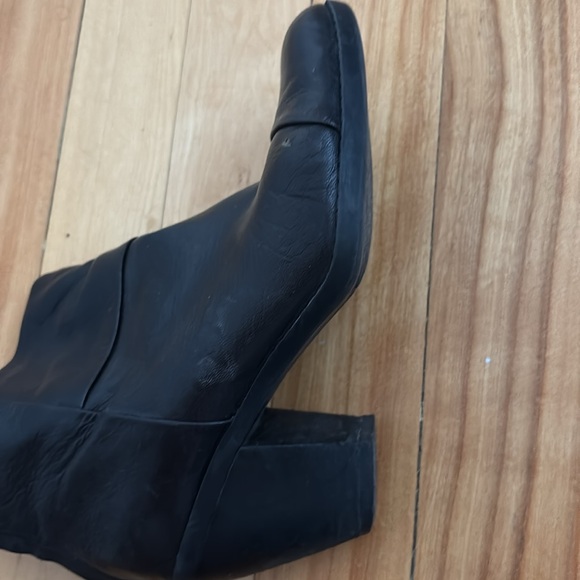 Back zip 3” heel Bandolino leather bootie - Picture 4 of 5